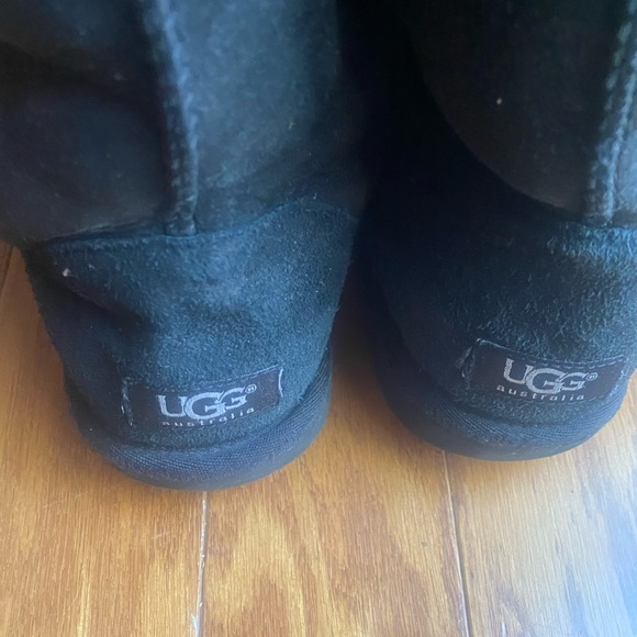 UGG Classic Short Boots in Black - Picture 2 of 3